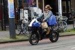 Amsterdam 11 april 2024
Lieke v Lexmond doet boodschappen op haar electrische Fatbike  op straat in Amsterdam Zuid.