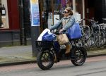 Amsterdam 11 april 2024
Lieke v Lexmond doet boodschappen op haar electrische Fatbike  op straat in Amsterdam Zuid.