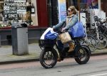 Amsterdam 11 april 2024
Lieke v Lexmond doet boodschappen op haar electrische Fatbike  op straat in Amsterdam Zuid.