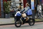 Amsterdam 11 april 2024
Lieke v Lexmond doet boodschappen op haar electrische Fatbike  op straat in Amsterdam Zuid.