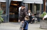 Amsterdam 11 april 2024
Lil Kleine (Jorik Scholten) met zijn zoontje Lio op straat in Amsterdam Zuid.