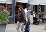 Amsterdam 11 april 2024
Lil Kleine (Jorik Scholten) met zijn zoontje Lio op straat in Amsterdam Zuid.