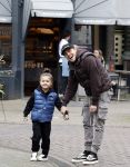 Amsterdam 11 april 2024
Lil Kleine (Jorik Scholten) met zijn zoontje Lio op straat in Amsterdam Zuid.