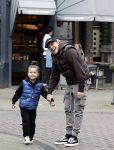 Amsterdam 11 april 2024
Lil Kleine (Jorik Scholten) met zijn zoontje Lio op straat in Amsterdam Zuid.