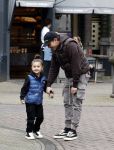 Amsterdam 11 april 2024
Lil Kleine (Jorik Scholten) met zijn zoontje Lio op straat in Amsterdam Zuid.