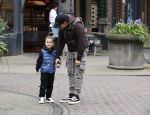 Amsterdam 11 april 2024
Lil Kleine (Jorik Scholten) met zijn zoontje Lio op straat in Amsterdam Zuid.