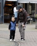 Amsterdam 11 april 2024
Lil Kleine (Jorik Scholten) met zijn zoontje Lio op straat in Amsterdam Zuid.