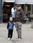 Amsterdam 11 april 2024
Lil Kleine (Jorik Scholten) met zijn zoontje Lio op straat in Amsterdam Zuid.