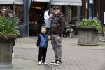 Amsterdam 11 april 2024
Lil Kleine (Jorik Scholten) met zijn zoontje Lio op straat in Amsterdam Zuid.
