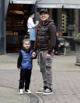 Amsterdam 11 april 2024
Lil Kleine (Jorik Scholten) met zijn zoontje Lio op straat in Amsterdam Zuid.