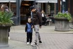 Amsterdam 11 april 2024
Lil Kleine (Jorik Scholten) met zijn zoontje Lio op straat in Amsterdam Zuid.