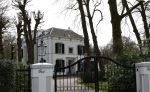 Huizen 6 april 2024
In de wijk waar het huis van Linda de Mol staat rijdt continue een wagn van beveiligingsbedrijf rond.