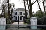 Huizen 6 april 2024
In de wijk waar het huis van Linda de Mol staat rijdt continue een wagn van beveiligingsbedrijf rond.