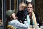 Amsterdam 23 april 2024
Xandra Brood met haar dochters Holly Brood en Lola Brood met zoontje op terras in Amsterdam zuid.