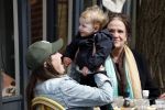 Amsterdam 23 april 2024
Xandra Brood met haar dochters Holly Brood en Lola Brood met zoontje op terras in Amsterdam zuid.