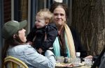 Amsterdam 23 april 2024
Xandra Brood met haar dochters Holly Brood en Lola Brood met zoontje op terras in Amsterdam zuid.