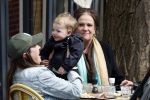 Amsterdam 23 april 2024
Xandra Brood met haar dochters Holly Brood en Lola Brood met zoontje op terras in Amsterdam zuid.