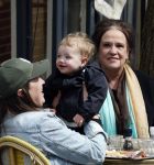 Amsterdam 23 april 2024
Xandra Brood met haar dochters Holly Brood en Lola Brood met zoontje op terras in Amsterdam zuid.