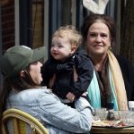 Amsterdam 23 april 2024
Xandra Brood met haar dochters Holly Brood en Lola Brood met zoontje op terras in Amsterdam zuid.