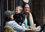 Amsterdam 23 april 2024
Xandra Brood met haar dochters Holly Brood en Lola Brood met zoontje op terras in Amsterdam zuid.