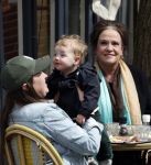 Amsterdam 23 april 2024
Xandra Brood met haar dochters Holly Brood en Lola Brood met zoontje op terras in Amsterdam zuid.