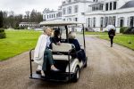 Baar Soestdijk 4 april 2024
Prinses Beatrix onthult het bronzen standbeeld â€˜Het Koninklijk Gezinâ€™ in het park van Paleis Soestdijk. Het groepsportret is in 1996 gemaakt door beeldhouwer Arthur Spronken en bestaat uit de portretten van prinses Beatrix, prins Claus en hun drie zonen. Maya Meijer