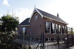 Abcoude 4 april 2024
Het huis van peter v d Vorst en zijn partner staat te koop voor 4.800.000 euro.