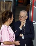 Amsterdam 18 april 2024
Contraprestatie
Koning Felipe en Koningin Letizia bieden het Koninklijk Paar een receptie aan in Museum STRAAT in Amsterdam. Hierbij is ook de Prinses van Oranje aanwezig. Tijdens de receptie openen de Koninklijke Paren een expositie van tien Spaanse en Nederlandse muurschilders. De tentoonstelling is tot en met 2 juni te bezoeken. Na de receptie neemt het Koninklijk Paar afscheid van de Spaanse Koning en Koningin. Aanwezig Koning Felipe Koningin Letizia Koning Willem Alexnader Koningin Maxima Prinses Amalia Prinses Margriet en Mr Pieter v Vollenhoven.