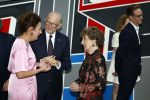 Amsterdam 18 april 2024
Contraprestatie
Koning Felipe en Koningin Letizia bieden het Koninklijk Paar een receptie aan in Museum STRAAT in Amsterdam. Hierbij is ook de Prinses van Oranje aanwezig. Tijdens de receptie openen de Koninklijke Paren een expositie van tien Spaanse en Nederlandse muurschilders. De tentoonstelling is tot en met 2 juni te bezoeken. Na de receptie neemt het Koninklijk Paar afscheid van de Spaanse Koning en Koningin. Aanwezig Koning Felipe Koningin Letizia Koning Willem Alexnader Koningin Maxima Prinses Amalia Prinses Margriet en Mr Pieter v Vollenhoven.