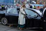 Amsterdam 18 april 2024
Contraprestatie
Koning Felipe en Koningin Letizia bieden het Koninklijk Paar een receptie aan in Museum STRAAT in Amsterdam. Hierbij is ook de Prinses van Oranje aanwezig. Tijdens de receptie openen de Koninklijke Paren een expositie van tien Spaanse en Nederlandse muurschilders. De tentoonstelling is tot en met 2 juni te bezoeken. Na de receptie neemt het Koninklijk Paar afscheid van de Spaanse Koning en Koningin. Aanwezig Koning Felipe Koningin Letizia Koning Willem Alexnader Koningin Maxima Prinses Amalia Prinses Margriet en Mr Pieter v Vollenhoven.