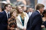 Amsterdam 18 april 2024
Contraprestatie
Koning Felipe en Koningin Letizia bieden het Koninklijk Paar een receptie aan in Museum STRAAT in Amsterdam. Hierbij is ook de Prinses van Oranje aanwezig. Tijdens de receptie openen de Koninklijke Paren een expositie van tien Spaanse en Nederlandse muurschilders. De tentoonstelling is tot en met 2 juni te bezoeken. Na de receptie neemt het Koninklijk Paar afscheid van de Spaanse Koning en Koningin. Aanwezig Koning Felipe Koningin Letizia Koning Willem Alexnader Koningin Maxima Prinses Amalia Prinses Margriet en Mr Pieter v Vollenhoven.