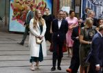 Amsterdam 18 april 2024
Contraprestatie
Koning Felipe en Koningin Letizia bieden het Koninklijk Paar een receptie aan in Museum STRAAT in Amsterdam. Hierbij is ook de Prinses van Oranje aanwezig. Tijdens de receptie openen de Koninklijke Paren een expositie van tien Spaanse en Nederlandse muurschilders. De tentoonstelling is tot en met 2 juni te bezoeken. Na de receptie neemt het Koninklijk Paar afscheid van de Spaanse Koning en Koningin. Aanwezig Koning Felipe Koningin Letizia Koning Willem Alexnader Koningin Maxima Prinses Amalia Prinses Margriet en Mr Pieter v Vollenhoven.