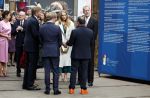 Amsterdam 18 april 2024
Contraprestatie
Koning Felipe en Koningin Letizia bieden het Koninklijk Paar een receptie aan in Museum STRAAT in Amsterdam. Hierbij is ook de Prinses van Oranje aanwezig. Tijdens de receptie openen de Koninklijke Paren een expositie van tien Spaanse en Nederlandse muurschilders. De tentoonstelling is tot en met 2 juni te bezoeken. Na de receptie neemt het Koninklijk Paar afscheid van de Spaanse Koning en Koningin. Aanwezig Koning Felipe Koningin Letizia Koning Willem Alexnader Koningin Maxima Prinses Amalia Prinses Margriet en Mr Pieter v Vollenhoven.