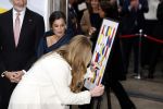 Amsterdam 18 april 2024
Contraprestatie
Koning Felipe en Koningin Letizia bieden het Koninklijk Paar een receptie aan in Museum STRAAT in Amsterdam. Hierbij is ook de Prinses van Oranje aanwezig. Tijdens de receptie openen de Koninklijke Paren een expositie van tien Spaanse en Nederlandse muurschilders. De tentoonstelling is tot en met 2 juni te bezoeken. Na de receptie neemt het Koninklijk Paar afscheid van de Spaanse Koning en Koningin. Aanwezig Koning Felipe Koningin Letizia Koning Willem Alexnader Koningin Maxima Prinses Amalia Prinses Margriet en Mr Pieter v Vollenhoven.