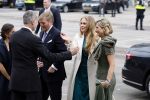 Amsterdam 18 april 2024
Contraprestatie
Koning Felipe en Koningin Letizia bieden het Koninklijk Paar een receptie aan in Museum STRAAT in Amsterdam. Hierbij is ook de Prinses van Oranje aanwezig. Tijdens de receptie openen de Koninklijke Paren een expositie van tien Spaanse en Nederlandse muurschilders. De tentoonstelling is tot en met 2 juni te bezoeken. Na de receptie neemt het Koninklijk Paar afscheid van de Spaanse Koning en Koningin. Aanwezig Koning Felipe Koningin Letizia Koning Willem Alexnader Koningin Maxima Prinses Amalia Prinses Margriet en Mr Pieter v Vollenhoven.