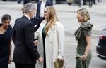 Amsterdam 18 april 2024
Contraprestatie
Koning Felipe en Koningin Letizia bieden het Koninklijk Paar een receptie aan in Museum STRAAT in Amsterdam. Hierbij is ook de Prinses van Oranje aanwezig. Tijdens de receptie openen de Koninklijke Paren een expositie van tien Spaanse en Nederlandse muurschilders. De tentoonstelling is tot en met 2 juni te bezoeken. Na de receptie neemt het Koninklijk Paar afscheid van de Spaanse Koning en Koningin. Aanwezig Koning Felipe Koningin Letizia Koning Willem Alexnader Koningin Maxima Prinses Amalia Prinses Margriet en Mr Pieter v Vollenhoven.