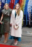 Amsterdam 18 april 2024
Contraprestatie
Koning Felipe en Koningin Letizia bieden het Koninklijk Paar een receptie aan in Museum STRAAT in Amsterdam. Hierbij is ook de Prinses van Oranje aanwezig. Tijdens de receptie openen de Koninklijke Paren een expositie van tien Spaanse en Nederlandse muurschilders. De tentoonstelling is tot en met 2 juni te bezoeken. Na de receptie neemt het Koninklijk Paar afscheid van de Spaanse Koning en Koningin. Aanwezig Koning Felipe Koningin Letizia Koning Willem Alexnader Koningin Maxima Prinses Amalia Prinses Margriet en Mr Pieter v Vollenhoven.