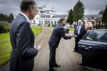 Baar Soestdijk 4 april 2024
Prinses Beatrix onthult het bronzen standbeeld â€˜Het Koninklijk Gezinâ€™ in het park van Paleis Soestdijk. Het groepsportret is in 1996 gemaakt door beeldhouwer Arthur Spronken en bestaat uit de portretten van prinses Beatrix, prins Claus en hun drie zonen.