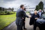 Baar Soestdijk 4 april 2024
Prinses Beatrix onthult het bronzen standbeeld â€˜Het Koninklijk Gezinâ€™ in het park van Paleis Soestdijk. Het groepsportret is in 1996 gemaakt door beeldhouwer Arthur Spronken en bestaat uit de portretten van prinses Beatrix, prins Claus en hun drie zonen.