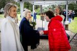 Baar Soestdijk 4 april 2024
Prinses Beatrix onthult het bronzen standbeeld â€˜Het Koninklijk Gezinâ€™ in het park van Paleis Soestdijk. Het groepsportret is in 1996 gemaakt door beeldhouwer Arthur Spronken en bestaat uit de portretten van prinses Beatrix, prins Claus en hun drie zonen.