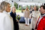 Baar Soestdijk 4 april 2024
Prinses Beatrix onthult het bronzen standbeeld â€˜Het Koninklijk Gezinâ€™ in het park van Paleis Soestdijk. Het groepsportret is in 1996 gemaakt door beeldhouwer Arthur Spronken en bestaat uit de portretten van prinses Beatrix, prins Claus en hun drie zonen.