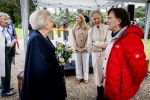 Baar Soestdijk 4 april 2024
Prinses Beatrix onthult het bronzen standbeeld â€˜Het Koninklijk Gezinâ€™ in het park van Paleis Soestdijk. Het groepsportret is in 1996 gemaakt door beeldhouwer Arthur Spronken en bestaat uit de portretten van prinses Beatrix, prins Claus en hun drie zonen.