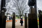 Baar Soestdijk 4 april 2024
Prinses Beatrix onthult het bronzen standbeeld â€˜Het Koninklijk Gezinâ€™ in het park van Paleis Soestdijk. Het groepsportret is in 1996 gemaakt door beeldhouwer Arthur Spronken en bestaat uit de portretten van prinses Beatrix, prins Claus en hun drie zonen.
