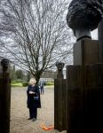Baar Soestdijk 4 april 2024
Prinses Beatrix onthult het bronzen standbeeld â€˜Het Koninklijk Gezinâ€™ in het park van Paleis Soestdijk. Het groepsportret is in 1996 gemaakt door beeldhouwer Arthur Spronken en bestaat uit de portretten van prinses Beatrix, prins Claus en hun drie zonen.
