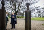 Baar Soestdijk 4 april 2024
Prinses Beatrix onthult het bronzen standbeeld â€˜Het Koninklijk Gezinâ€™ in het park van Paleis Soestdijk. Het groepsportret is in 1996 gemaakt door beeldhouwer Arthur Spronken en bestaat uit de portretten van prinses Beatrix, prins Claus en hun drie zonen.