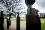 Baar Soestdijk 4 april 2024
Prinses Beatrix onthult het bronzen standbeeld â€˜Het Koninklijk Gezinâ€™ in het park van Paleis Soestdijk. Het groepsportret is in 1996 gemaakt door beeldhouwer Arthur Spronken en bestaat uit de portretten van prinses Beatrix, prins Claus en hun drie zonen.