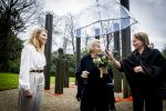 Baar Soestdijk 4 april 2024
Prinses Beatrix onthult het bronzen standbeeld â€˜Het Koninklijk Gezinâ€™ in het park van Paleis Soestdijk. Het groepsportret is in 1996 gemaakt door beeldhouwer Arthur Spronken en bestaat uit de portretten van prinses Beatrix, prins Claus en hun drie zonen.