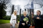 Baar Soestdijk 4 april 2024
Prinses Beatrix onthult het bronzen standbeeld â€˜Het Koninklijk Gezinâ€™ in het park van Paleis Soestdijk. Het groepsportret is in 1996 gemaakt door beeldhouwer Arthur Spronken en bestaat uit de portretten van prinses Beatrix, prins Claus en hun drie zonen.