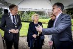 Baar Soestdijk 4 april 2024
Prinses Beatrix onthult het bronzen standbeeld â€˜Het Koninklijk Gezinâ€™ in het park van Paleis Soestdijk. Het groepsportret is in 1996 gemaakt door beeldhouwer Arthur Spronken en bestaat uit de portretten van prinses Beatrix, prins Claus en hun drie zonen.