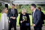 Baar Soestdijk 4 april 2024
Prinses Beatrix onthult het bronzen standbeeld â€˜Het Koninklijk Gezinâ€™ in het park van Paleis Soestdijk. Het groepsportret is in 1996 gemaakt door beeldhouwer Arthur Spronken en bestaat uit de portretten van prinses Beatrix, prins Claus en hun drie zonen.